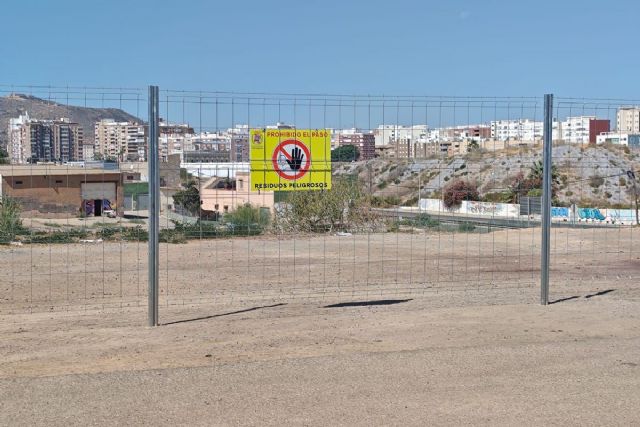 El Ayuntamiento instala el tercer vallado en el solar de Los Mateos que se descontaminará para construir viviendas - 1, Foto 1