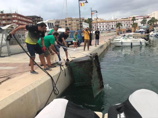 Más de 250 participantes recogen 1500 kilos de basura de los fondos marinos de la bahía de Mazarrón, Foto 2