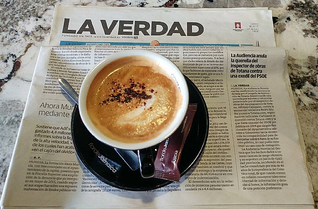 El ritual del periódico en el bar - 1, Foto 1