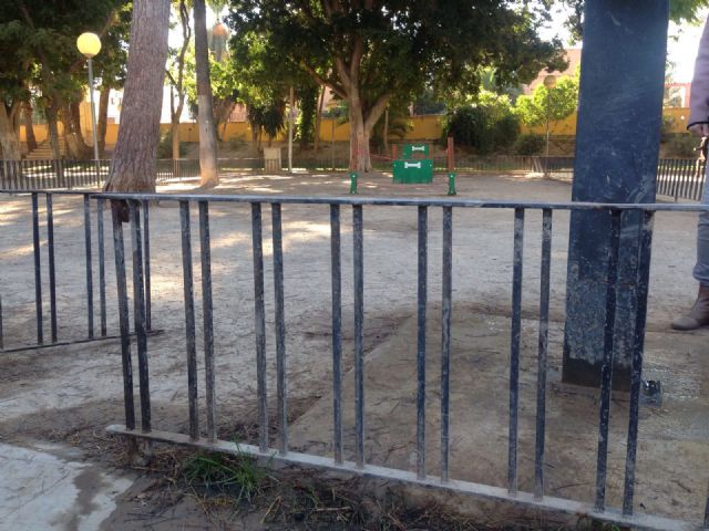 El PSOE exige al concejal Guillén una zona de esparcimiento canino en condiciones en el Malecón - 2, Foto 2