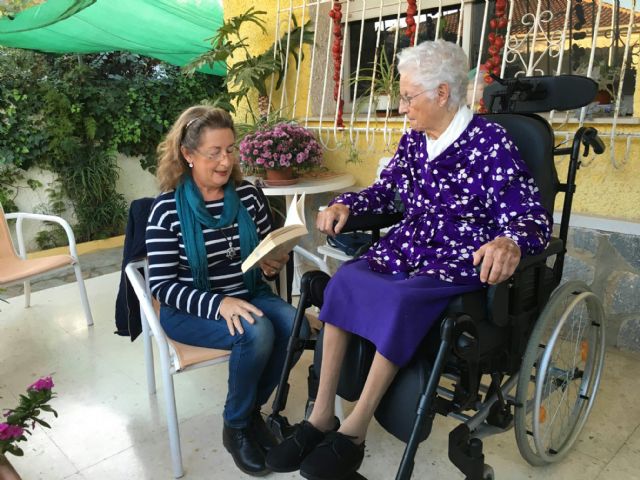 El servicio de la biblioteca municipal “Voy a leer a tu casa” se estrenó ayer, con una usuaria de 90 años - 1, Foto 1
