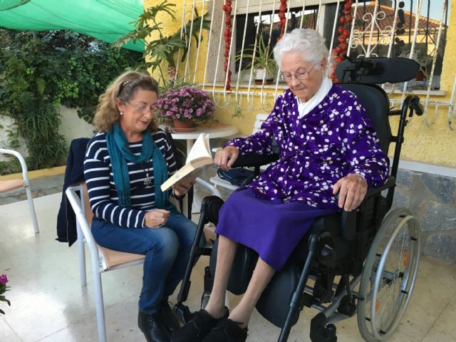El servicio de la biblioteca municipal “Voy a leer a tu casa” se estrenó ayer, con una usuaria de 90 años - 2, Foto 2