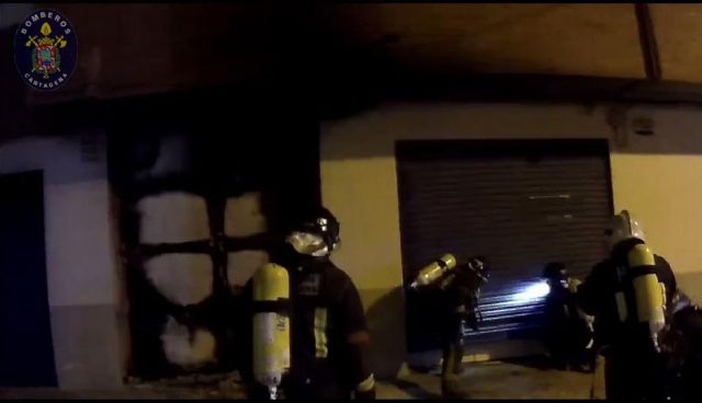 Unos sillones origen del fuego en un bajo de La Media Sala - 1, Foto 1