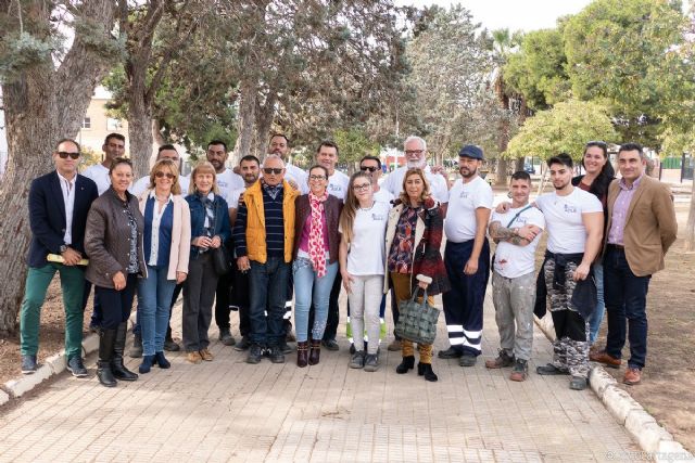 Los alumnos del programa ´Barrios´ de la ADLE realizan trabajos de mantenimiento en la barriada Virgen de la Caridad - 1, Foto 1