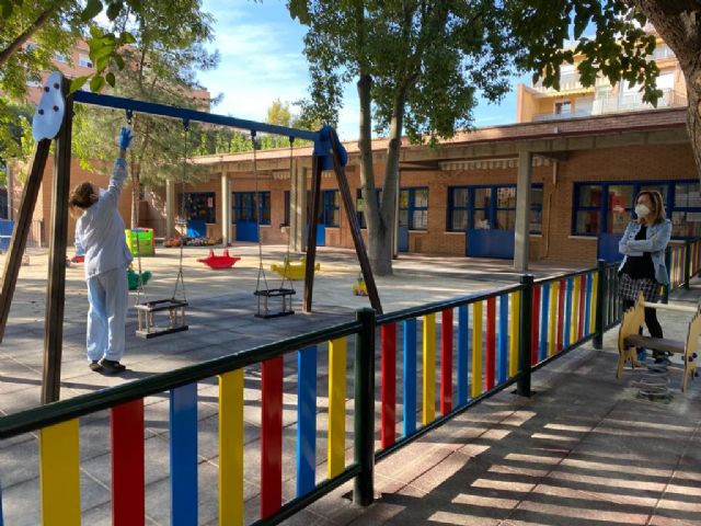 La instalaciÃ³n de una valla en el patio de la Escuela Infantil de Santiago el Mayor mejora la seguridad de los niños y niñas frente al Covid-19 - 3, Foto 3