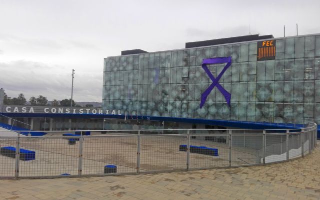 Un gran lazo lila luce ya en el Ayuntamiento torreño para conmemorar el Día Internacional contra la Violencia de Género - 1, Foto 1