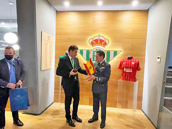 El Sevilla Fútbol Club y el Real Betis Balompié han sido distinguidos por la base Aérea de Tablada de Sevilla con motivo del Centenario de la fundación militar - 1, Foto 1