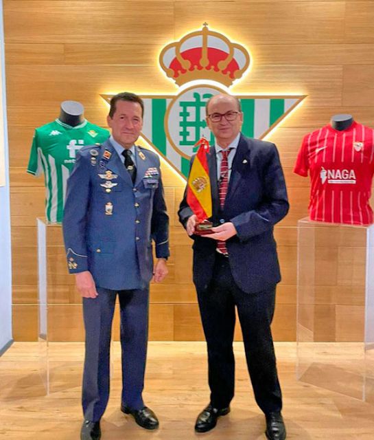 El Sevilla Fútbol Club y el Real Betis Balompié han sido distinguidos por la base Aérea de Tablada de Sevilla con motivo del Centenario de la fundación militar - 2, Foto 2