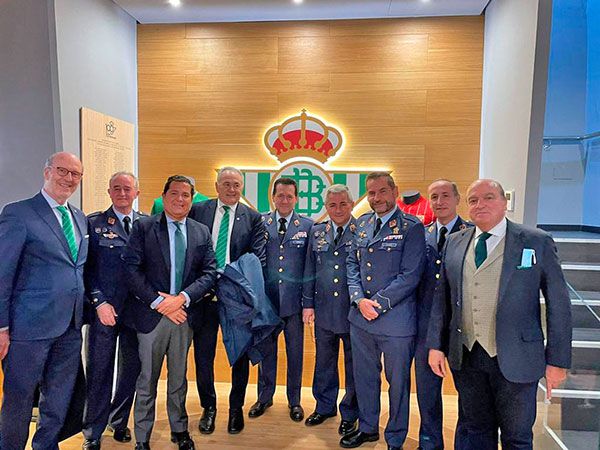 El Sevilla Fútbol Club y el Real Betis Balompié han sido distinguidos por la base Aérea de Tablada de Sevilla con motivo del Centenario de la fundación militar - 3, Foto 3