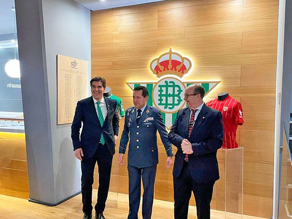 El Sevilla Fútbol Club y el Real Betis Balompié han sido distinguidos por la base Aérea de Tablada de Sevilla con motivo del Centenario de la fundación militar - 4, Foto 4