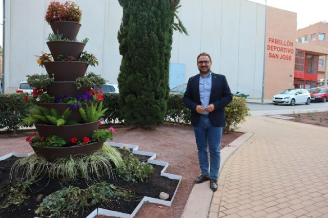 El Ayuntamiento de Lorca mejora la jardinería del parque de San José con la reposición de 250 plantas y la extensión de terrizo granate en todos los parterres - 1, Foto 1