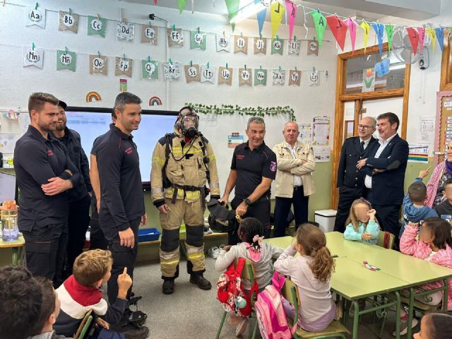 36 alumnos de Primero de Primaria del CEIP Nuestra Señora de La Fuensanta de Beniaján reciben la visita del cuerpo de bomberos - 1, Foto 1