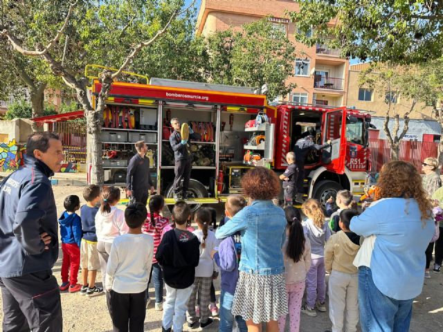 36 alumnos de Primero de Primaria del CEIP Nuestra Señora de La Fuensanta de Beniaján reciben la visita del cuerpo de bomberos - 2, Foto 2