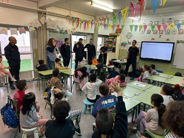 36 alumnos de Primero de Primaria del CEIP Nuestra Señora de La Fuensanta de Beniaján reciben la visita del cuerpo de bomberos - 3, Foto 3