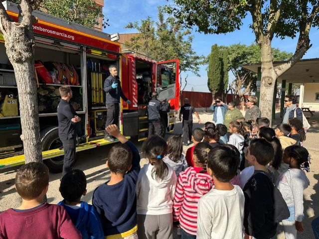 36 alumnos de Primero de Primaria del CEIP Nuestra Señora de La Fuensanta de Beniaján reciben la visita del cuerpo de bomberos - 4, Foto 4