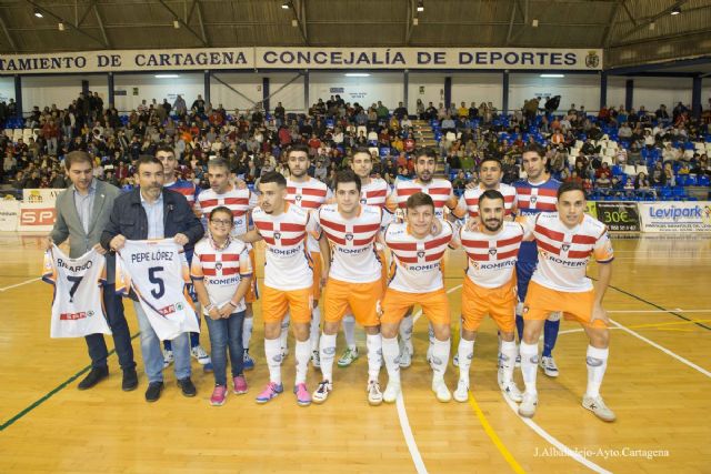 El Futsal Cartagena obsequia al alcalde con una camiseta personalizada del equipo - 1, Foto 1