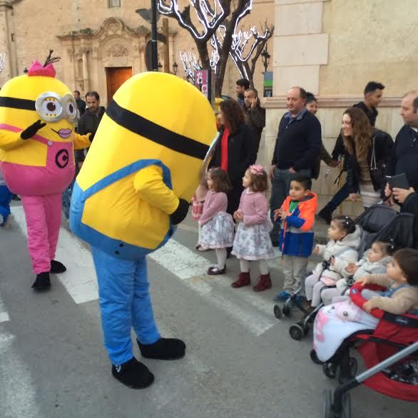 Los personajes de la televisión y el cine protagonizaron el segundo pasacalles Nos vamos a la Feria, Foto 6