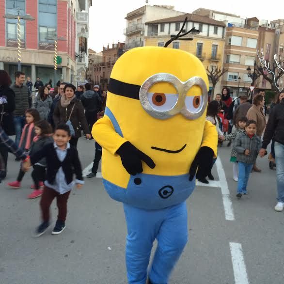 Los personajes de la televisión y el cine protagonizaron el segundo pasacalles Nos vamos a la Feria, Foto 7