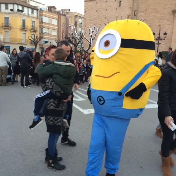 Los personajes de la televisión y el cine protagonizaron el segundo pasacalles Nos vamos a la Feria, Foto 9