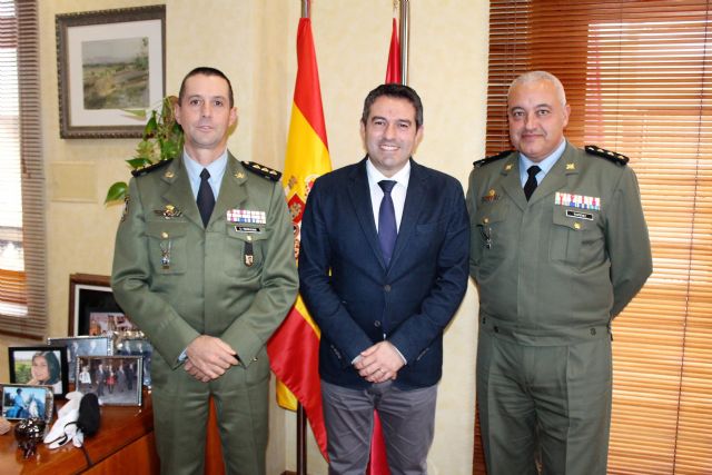 Despedida del coronel jefe del Regimiento de Infantería Zaragoza 5 de Paracaidistas del alcalde y presentación de su relevo - 1, Foto 1