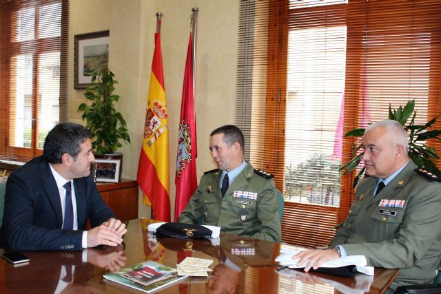 Despedida del coronel jefe del Regimiento de Infantería Zaragoza 5 de Paracaidistas del alcalde y presentación de su relevo - 3, Foto 3