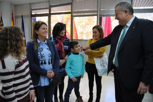 Bernabé manifiesta el orgullo que supone para la Región el premio obtenido por dos alumnos murcianos en el concurso nacional “Una Constitución para Todos” - 1, Foto 1