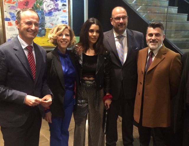 Javier Celdrán entrega el Premio ´Leyenda´ a Sole Giménez en la primera edición de los Premios de la Música de la Región de Murcia - 1, Foto 1