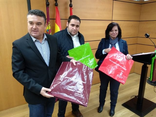 La Junta Municipal de Puente Tocinos, presidida por el PSOE, distribuye 2.000 bolsas ecológicas entre los comercios de la pedanía - 1, Foto 1