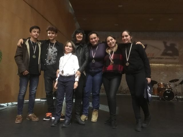 Los premiados en el festival con la profesora Teresa Manzanero Barrachina. , Foto 3