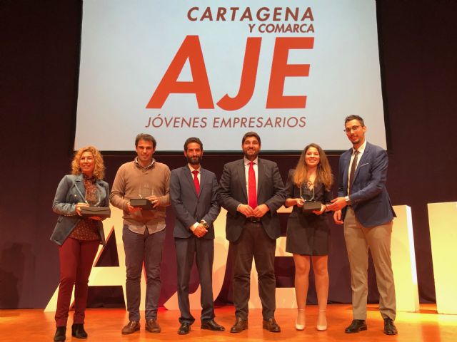 López Miras clausura la gala por el XX aniversario de la Asociación de Jóvenes Empresarios de Cartagena y Comarca - 2, Foto 2