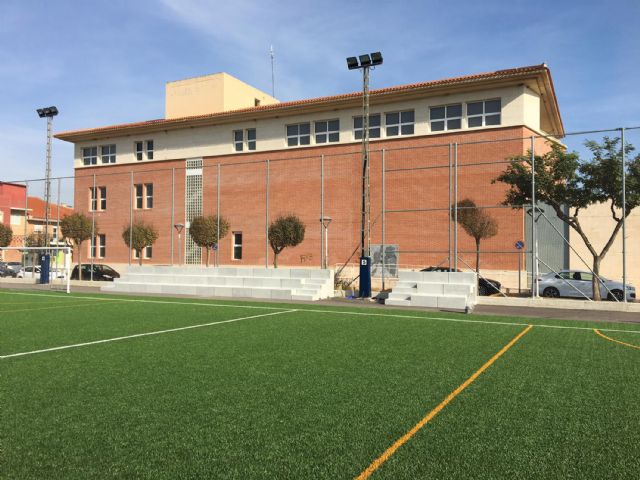 Comienza la colocación del graderío del campo municipal de fútbol 7 junto a la Casa de la Cultura - 1, Foto 1