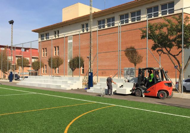 Comienza la colocación del graderío del campo municipal de fútbol 7 junto a la Casa de la Cultura - 2, Foto 2