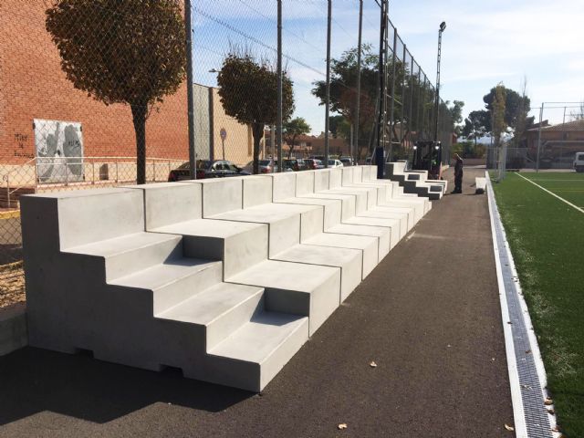 Comienza la colocación del graderío del campo municipal de fútbol 7 junto a la Casa de la Cultura - 3, Foto 3