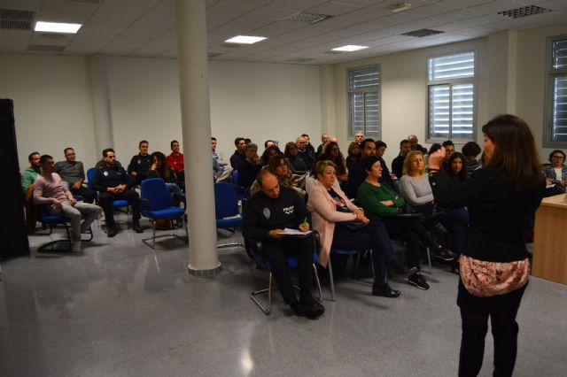 Charla sobre la atención al maltrato infantil en el Centro Local de Seguridad - 2, Foto 2
