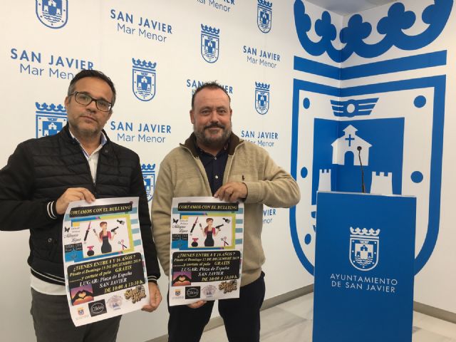 Corte de pelo solidario y gratuito en la plaza de España de San Javier para cortar con el bullying - 1, Foto 1