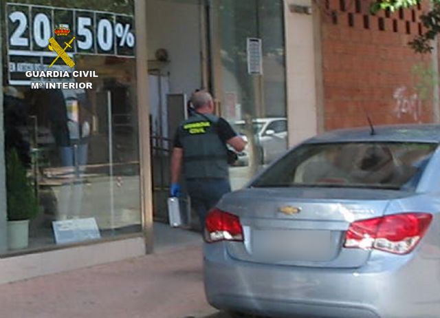 La Guardia Civil detiene a dos jvenes en Alhama dedicados a atracar comercios, Foto 4