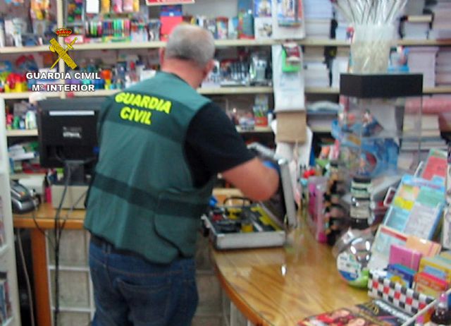 La Guardia Civil detiene a dos jvenes en Alhama dedicados a atracar comercios, Foto 5