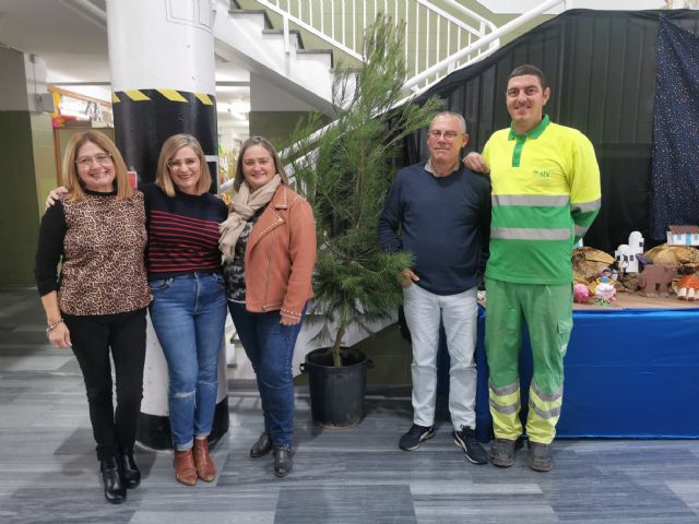 El Ayuntamiento hace entrega de los pinos navideños a los Centros Educativos - 1, Foto 1