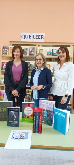 Donación de libros a la biblioteca de IES D. Pedro García Aguilera - 1, Foto 1