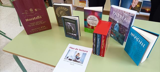 Donación de libros a la biblioteca de IES D. Pedro García Aguilera - 2, Foto 2