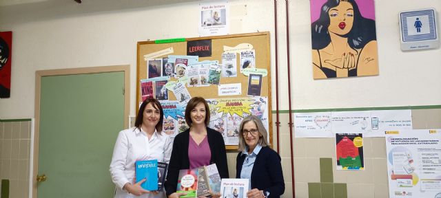 Donación de libros a la biblioteca de IES D. Pedro García Aguilera - 3, Foto 3