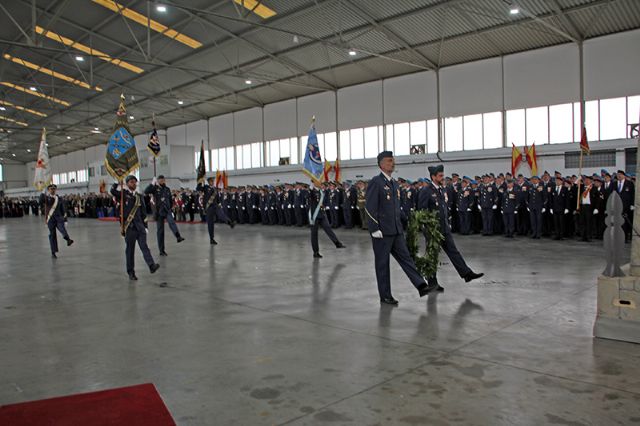 Representantes civiles y militares asisten al acto en honor a la patrona del Ejército del Aire celebrado en Tablada (Sevilla) - 3, Foto 3