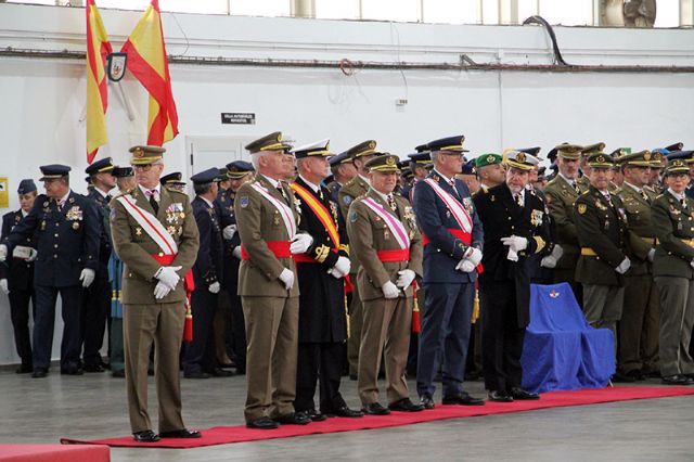 Representantes civiles y militares asisten al acto en honor a la patrona del Ejército del Aire celebrado en Tablada (Sevilla) - 4, Foto 4