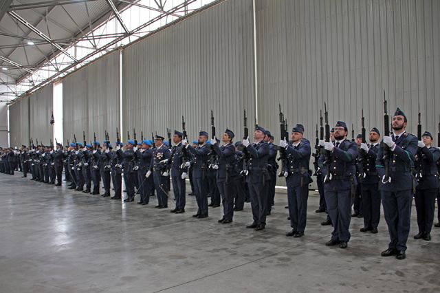 Representantes civiles y militares asisten al acto en honor a la patrona del Ejército del Aire celebrado en Tablada (Sevilla) - 5, Foto 5