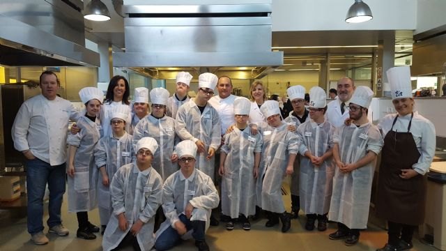 Jóvenes con Síndrome de Down demuestran sus habilidades como cocineros en el concurso Assido Chef - 1, Foto 1