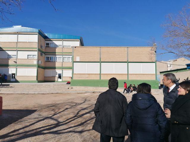 La consejera de Educación visita las obras para la retirada de fibrocemento en el colegio Méndez Núñez de Yecla - 1, Foto 1