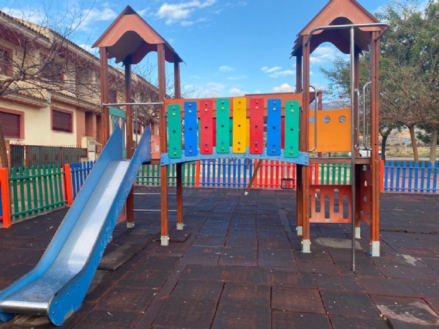 El Ayuntamiento de Lorca lleva a cabo un Plan de Mantenimiento continuado de los parques infantiles del municipio - 1, Foto 1