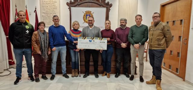 El Ayuntamiento entrega a la Asociación de Fibromialgia de Lorca, a través del #RetoYoSiPuedo, un cheque con los 6.210 euros recaudados en la IX Carrera San Silvestre - 1, Foto 1