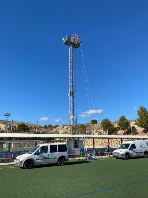Se instalan nueve nuevos proyectores de iluminación en los dos campos de fútbol de la Ciudad Deportiva - 2, Foto 2