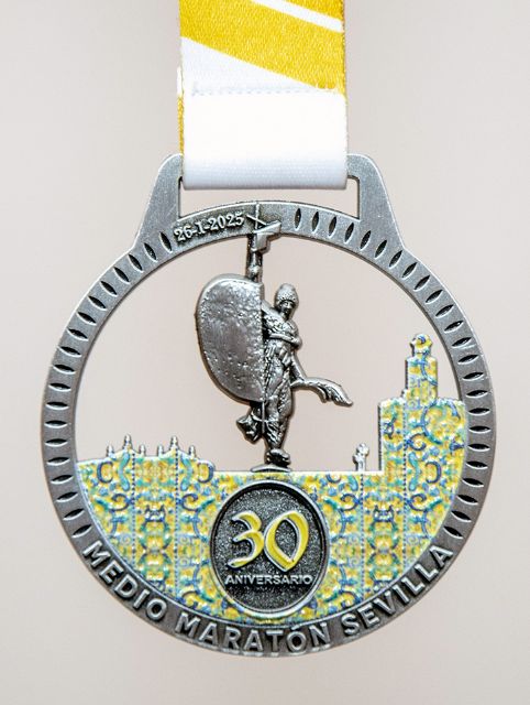 El Giraldillo Protagoniza la Camiseta y Medalla del Medio Maratón de Sevilla 2025 - 2, Foto 2